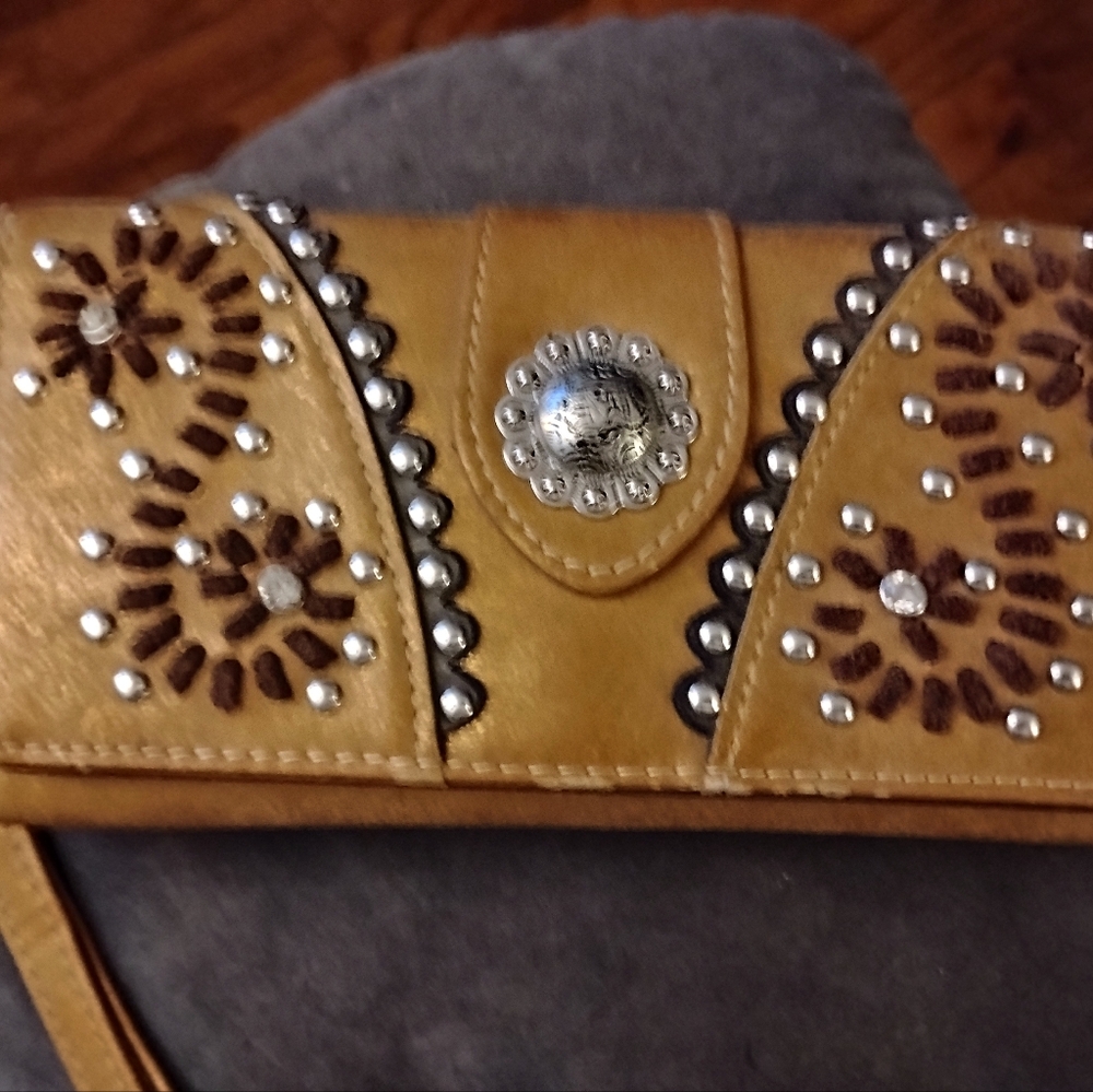 MONTANA WEST PRE-OWNED TAN STUDDED LEATHER TRIFOLD CLUCH/WRISTLET WITH CRYSTALS